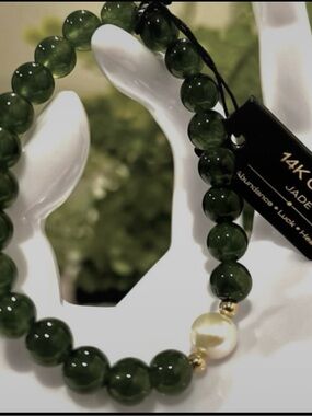 NWT Natural Green Jade & Freshwater
Pearl Stretch Bracelet with 14K Solid
Gold